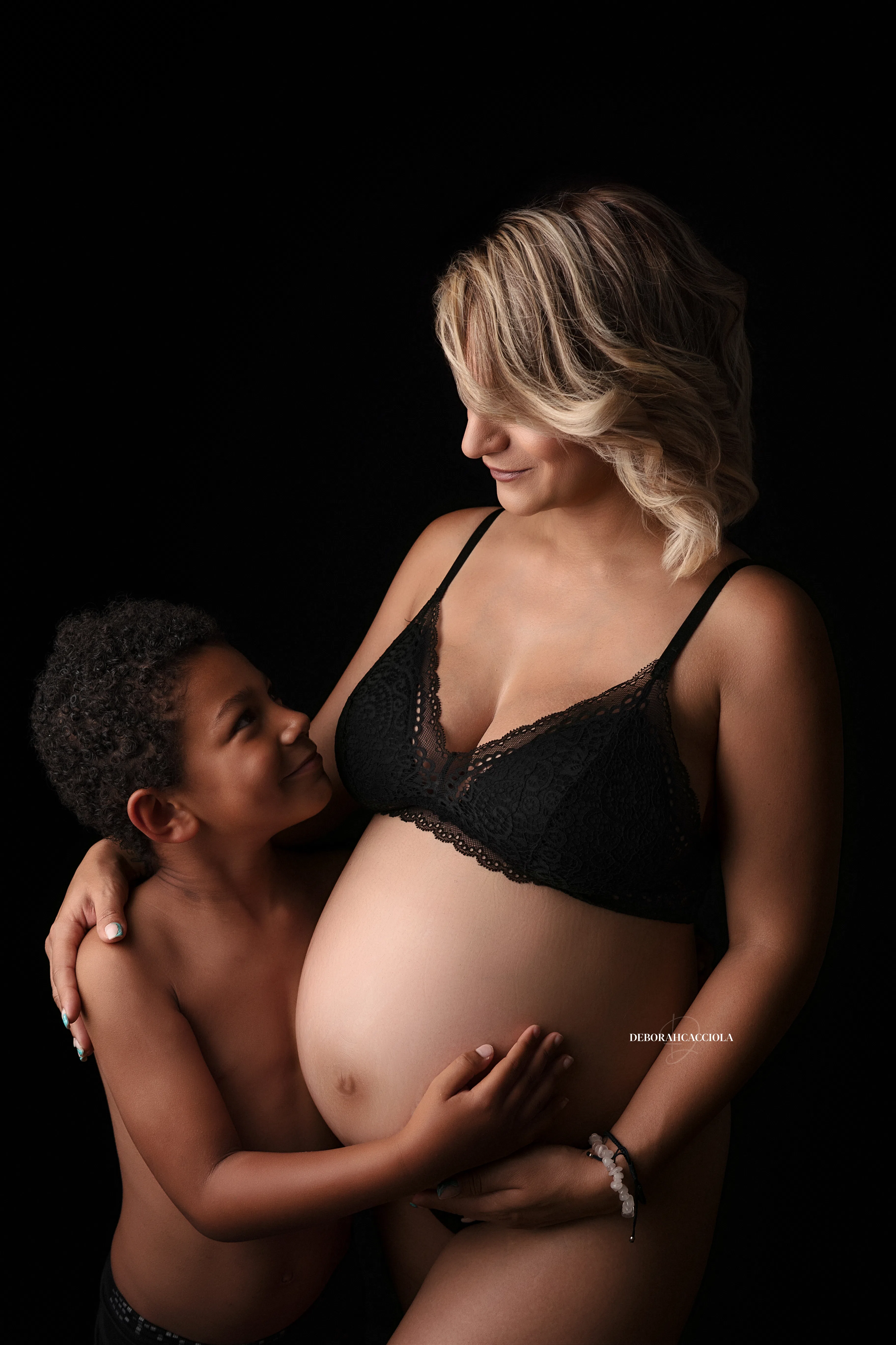 Portrait maternité en studio à Orléans : silhouette de maternité, portrait vertical soigné, rendu clair et naturel