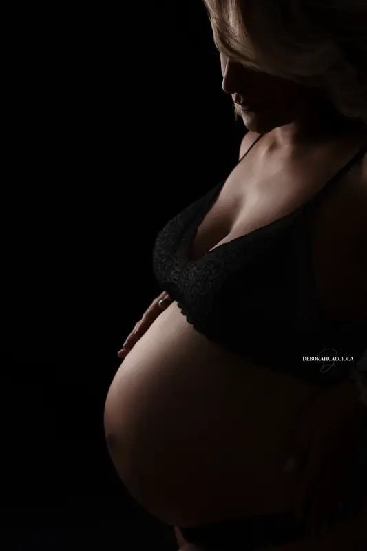 Portrait grossesse grossesse à Orléans, future maman en séance studio, cadrage vertical doux, traitement monochrome élégant