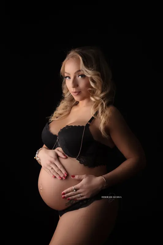 Portrait grossesse en studio à Orléans : femme enceinte, plan vertical élégant, en couleur