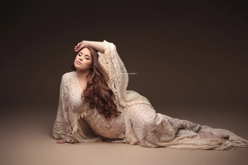 Séance grossesse en studio à Orléans : portrait maternité en studio, cadrage horizontal équilibré, rendu clair et naturel