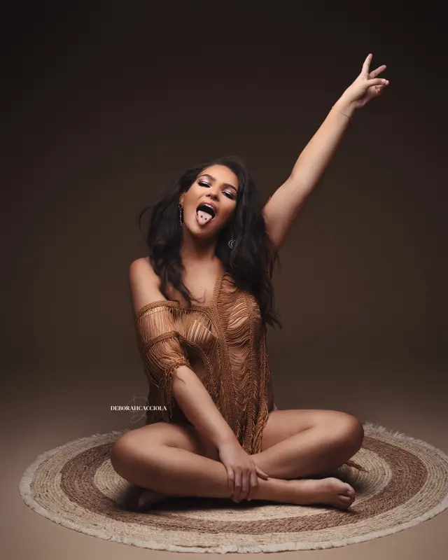 Portrait maternité Orléans, silhouette de maternité, portrait vertical soigné, rendu clair et naturel