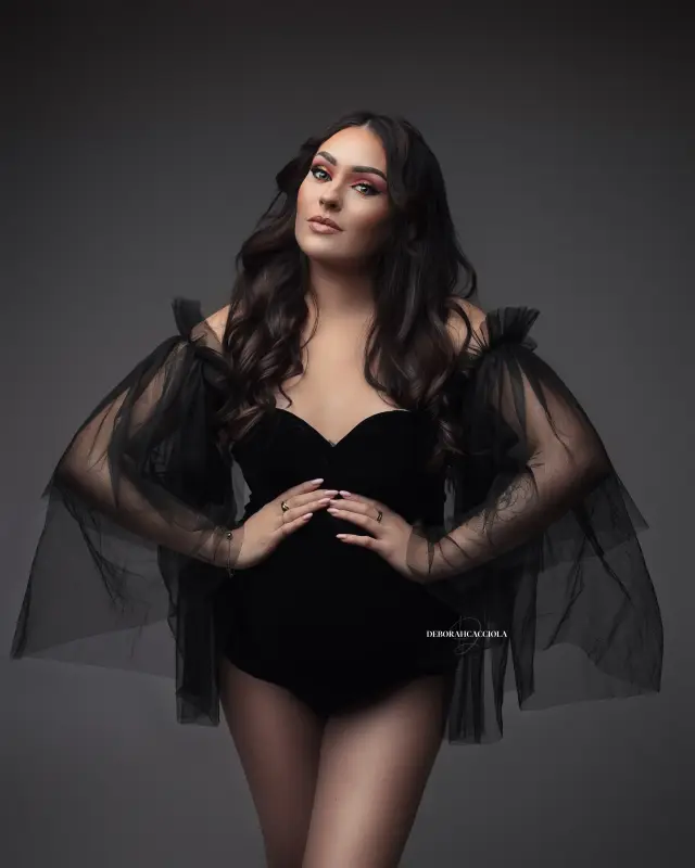 Photo grossesse Orléans, portrait maternité en studio, portrait serré et naturel, tonalités naturelles