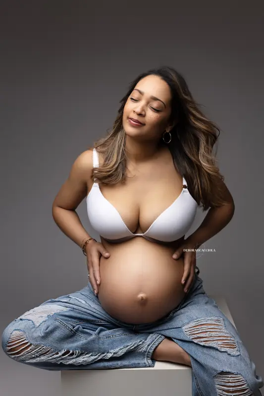 Portrait maternité à Orléans, instant de grossesse, plan vertical élégant, style lumineux