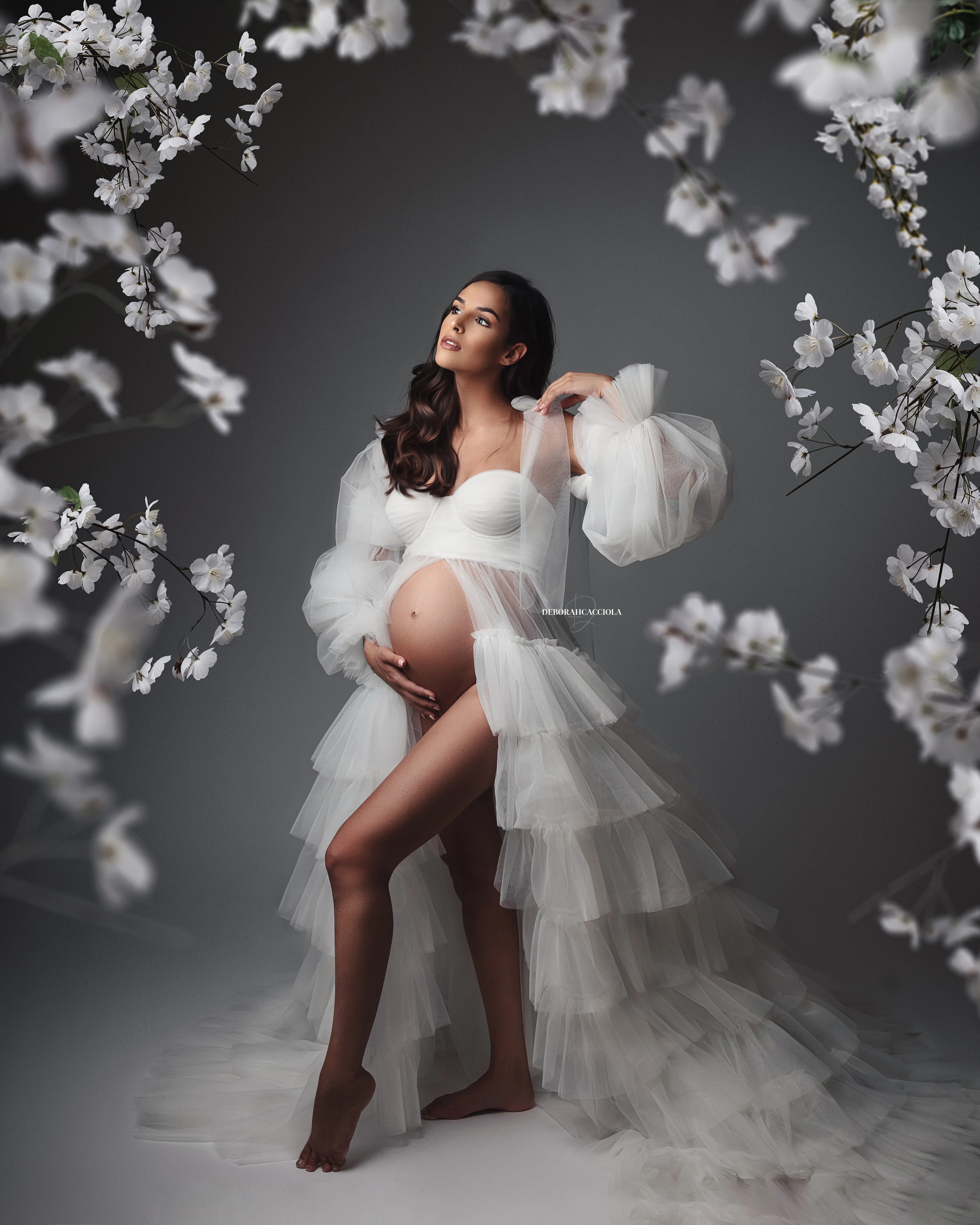 Photo grossesse en studio à Orléans : portrait maternité en studio, portrait serré et naturel, style noir et blanc