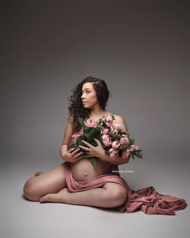 Portrait maternité en studio à Orléans : portrait de future maman, cadrage vertical doux, style lumineux