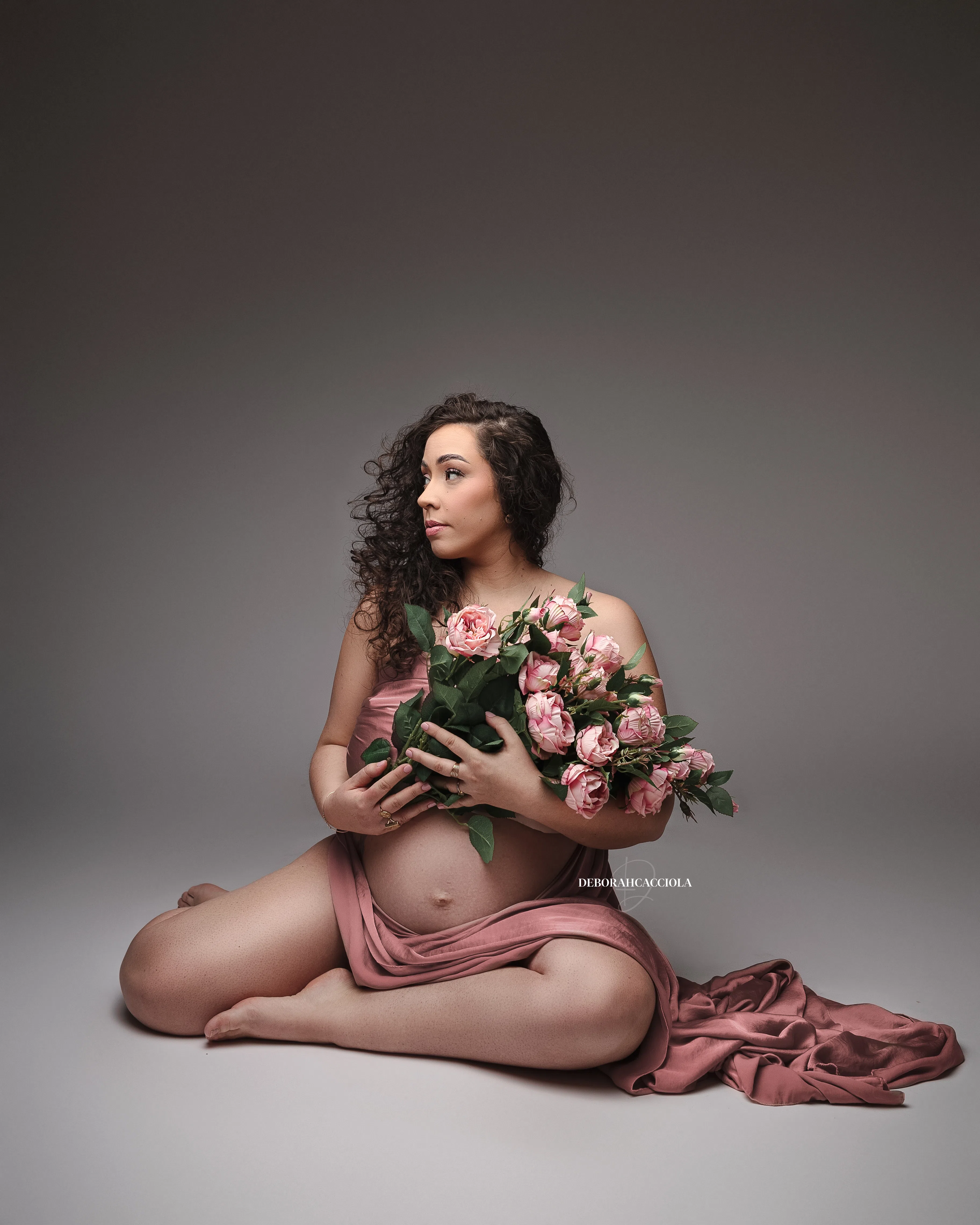 Portrait maternité en studio à Orléans : portrait de future maman, cadrage vertical doux, style lumineux