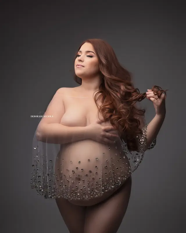 Portrait maternité en studio à Orléans : portrait maternité en studio, portrait serré et naturel, rendu clair et naturel