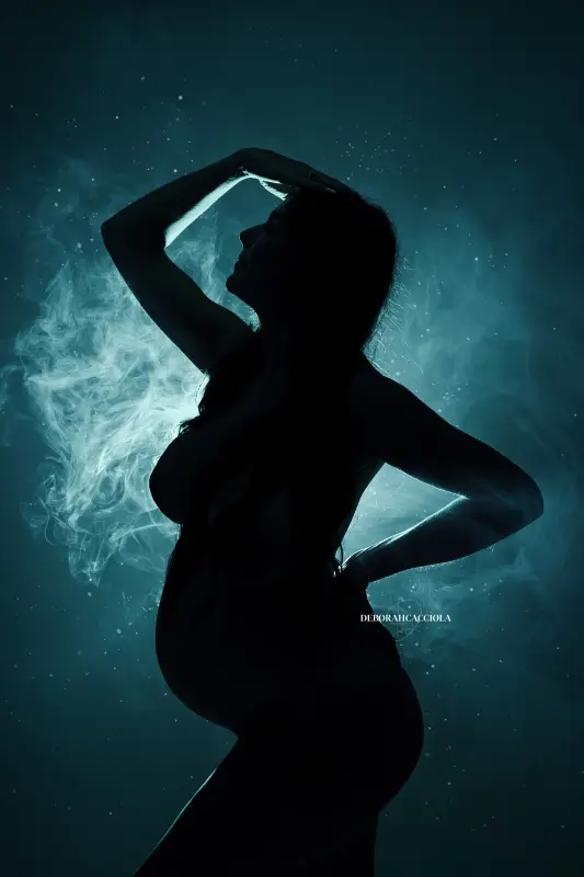 Portrait maternité en studio à Orléans : silhouette de maternité, portrait vertical soigné, rendu clair et naturel