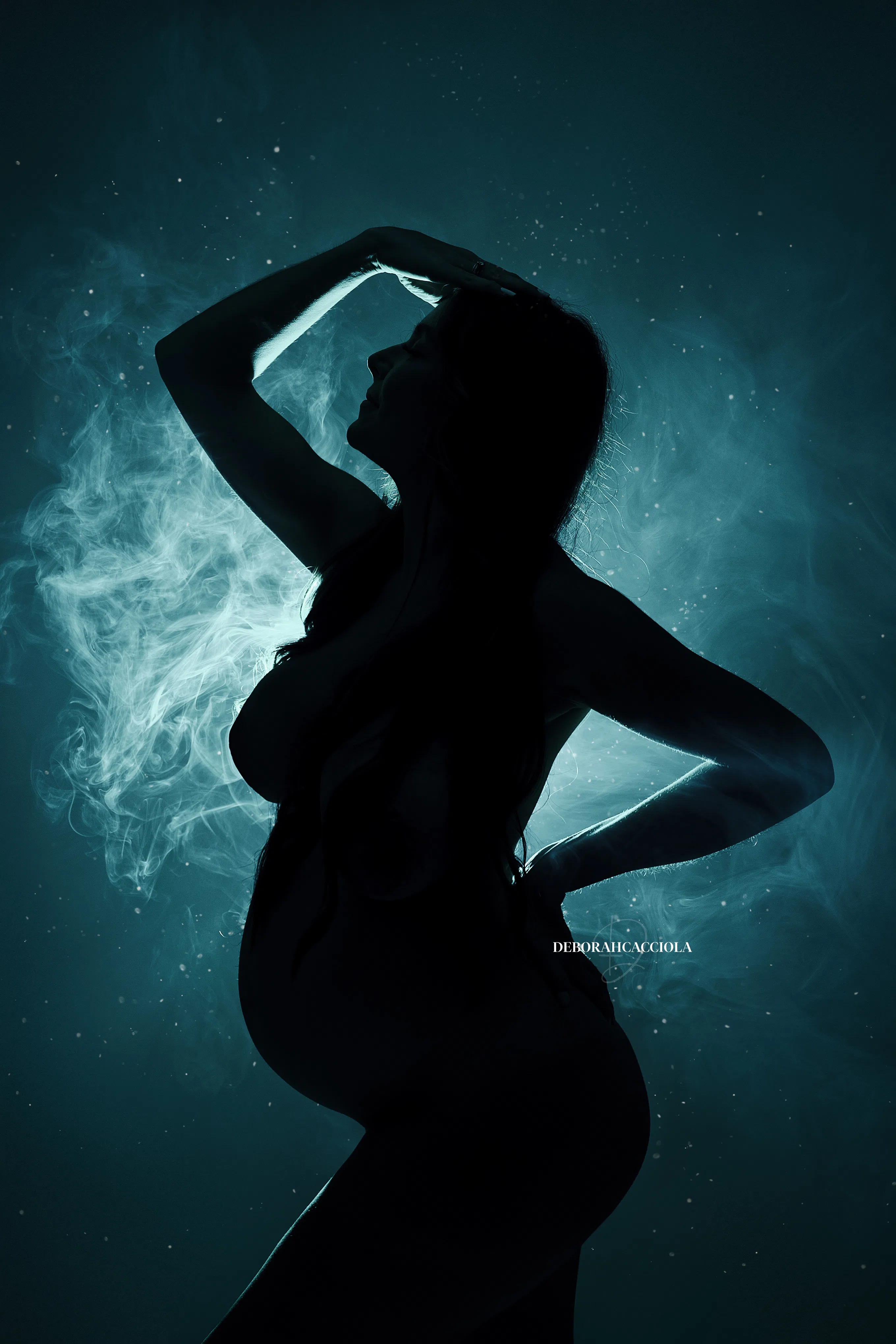 Portrait maternité en studio à Orléans : silhouette de maternité, portrait vertical soigné, rendu clair et naturel