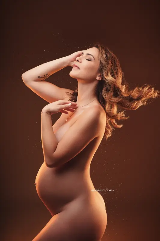 Portrait grossesse à Orléans : portrait de future maman, cadrage vertical doux, en couleur