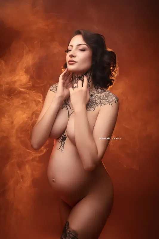 Portrait maternité grossesse à Orléans, instant de grossesse, plan vertical élégant, style lumineux