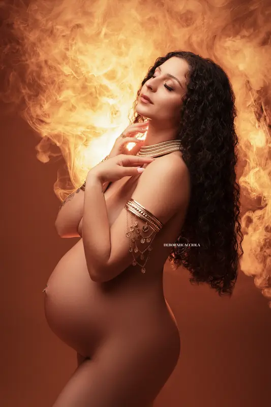 Portrait maternité grossesse à Orléans, portrait de future maman, cadrage vertical doux, style lumineux