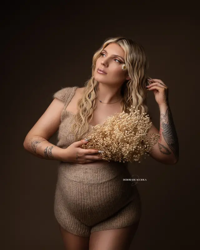 Portrait grossesse Orléans, silhouette de maternité, portrait vertical soigné, palette douce