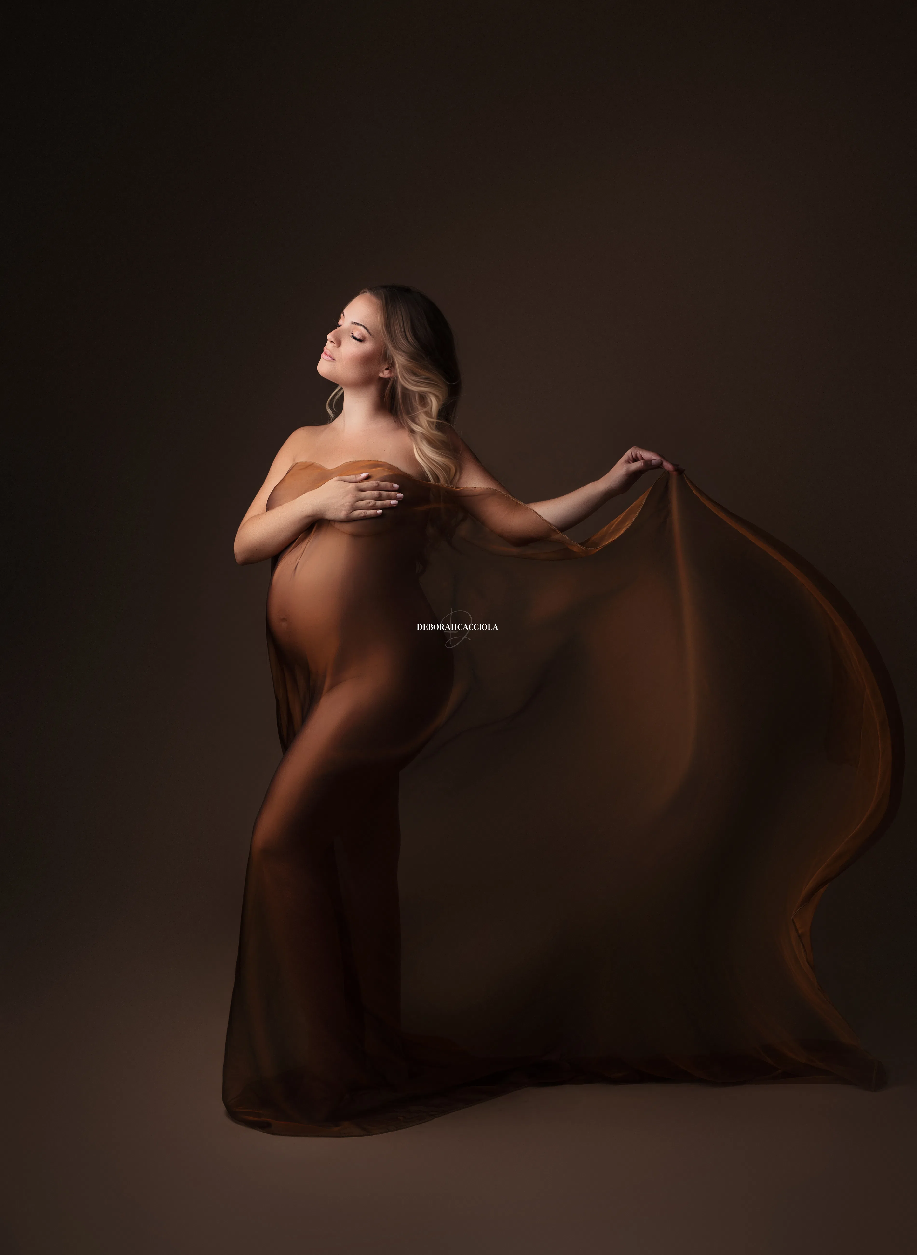 Portrait grossesse à Orléans, portrait de future maman, cadrage vertical doux, en couleur