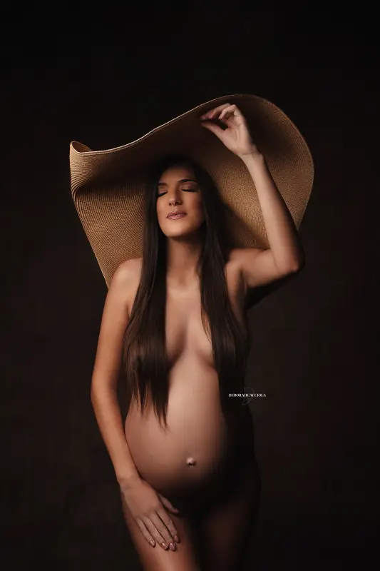 Portrait grossesse à Orléans, future maman en séance studio, cadrage vertical doux, en couleur