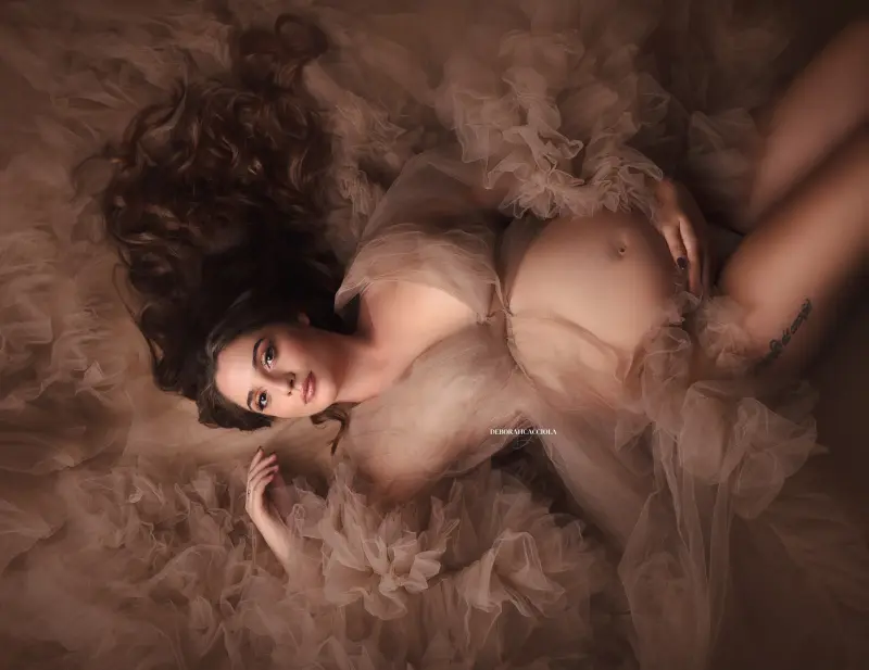 Séance grossesse Orléans, portrait de future maman, plan large harmonieux, style lumineux