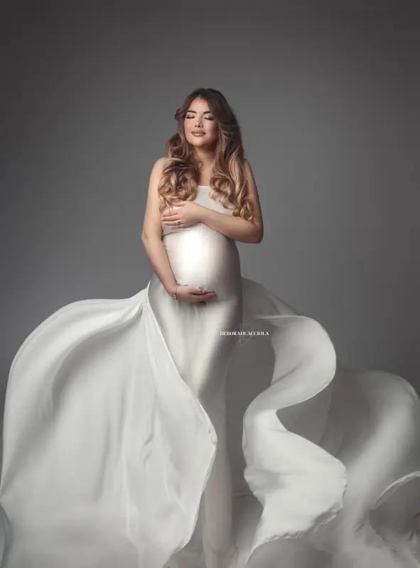 Portrait grossesse à Orléans : future maman, portrait serré et naturel, style monochrome