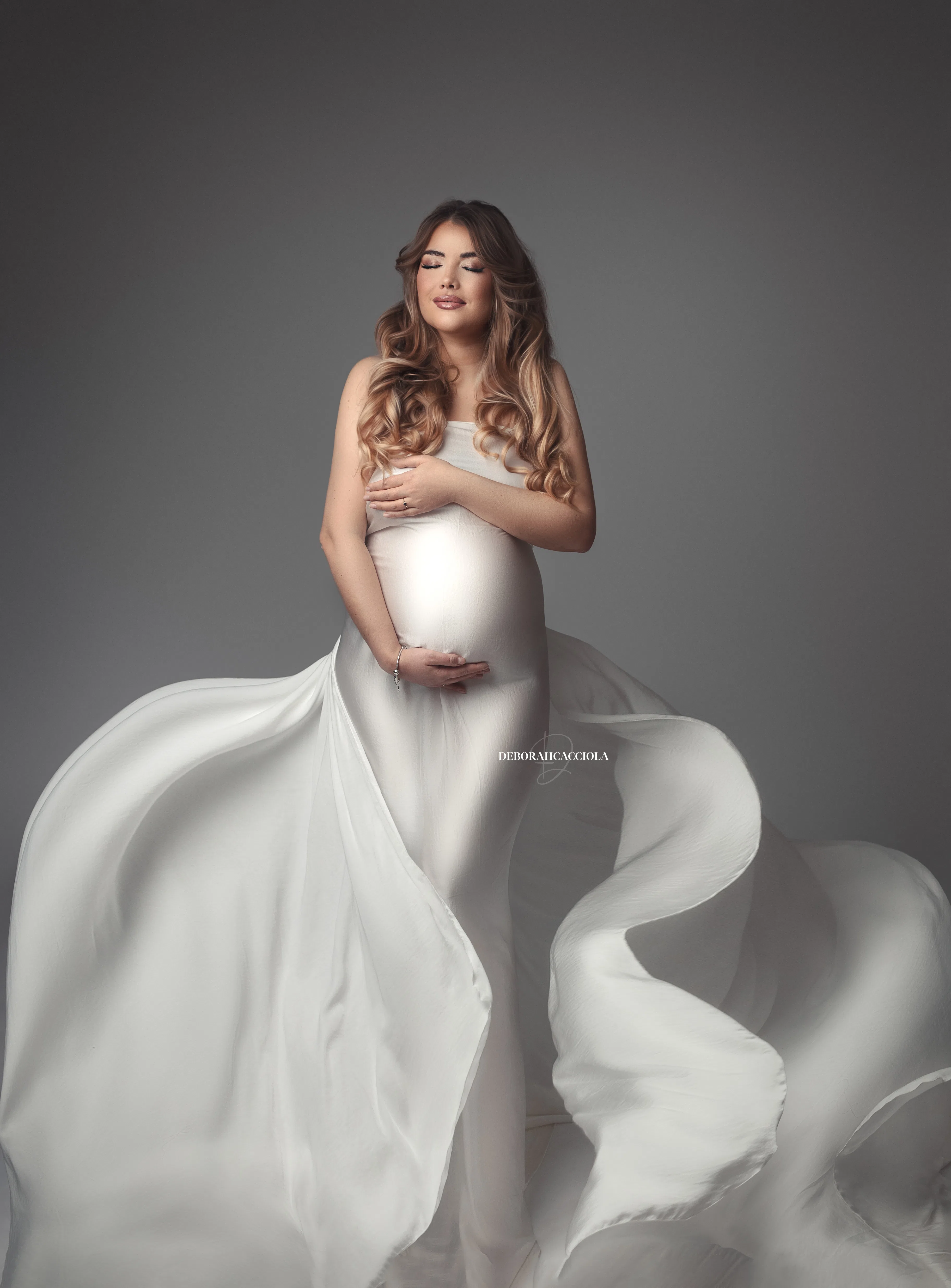 Portrait grossesse à Orléans : future maman, portrait serré et naturel, style monochrome