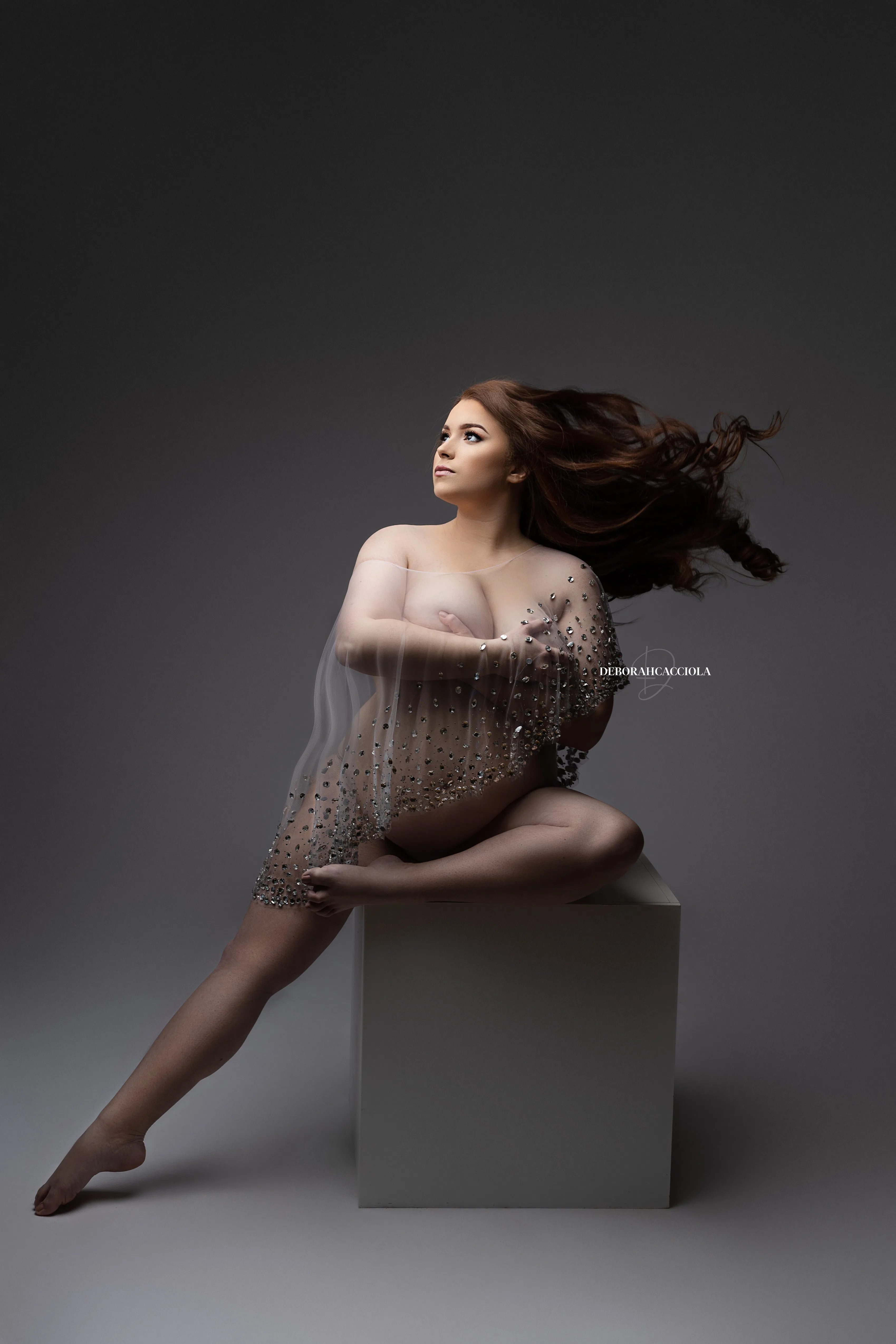 Photo grossesse à Orléans : portrait de future maman, cadrage vertical doux, style monochrome