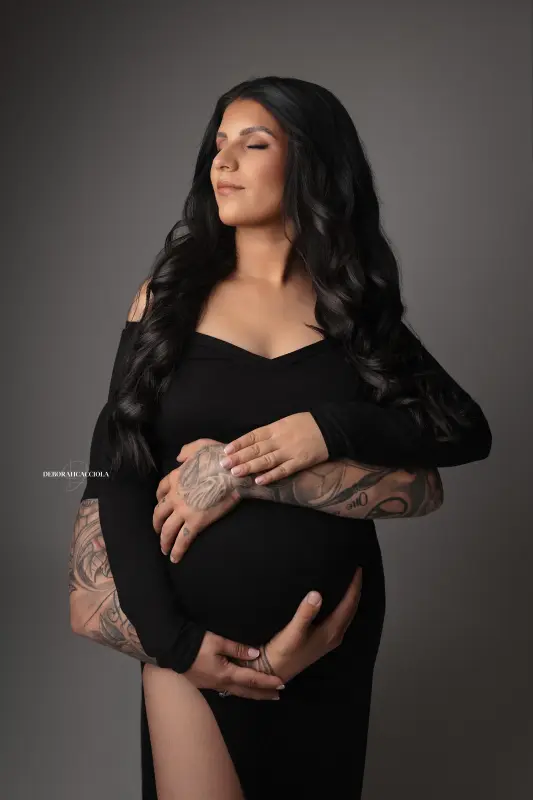 Portrait maternité en studio à Orléans : portrait de future maman, cadrage vertical doux, style lumineux