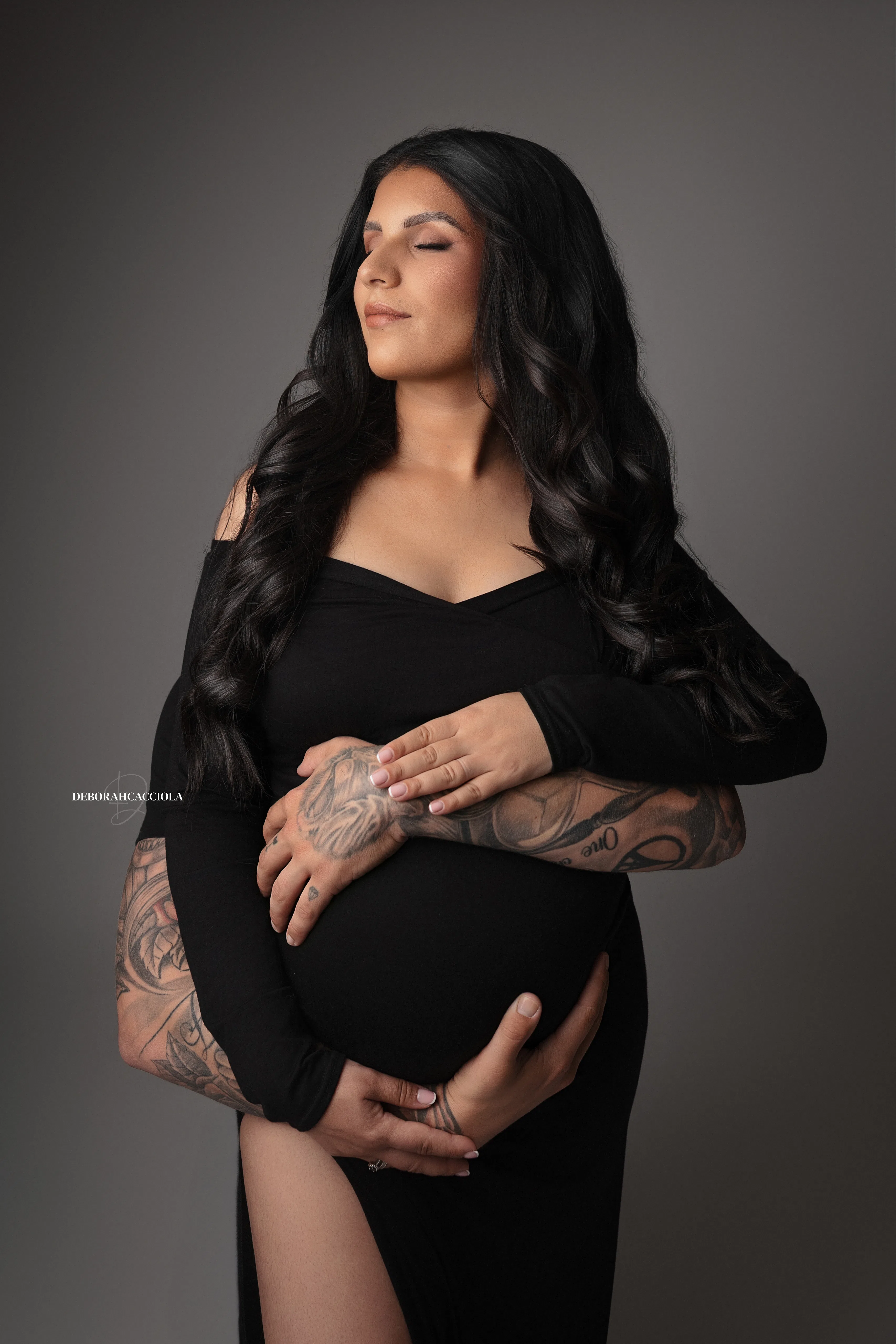 Portrait maternité en studio à Orléans : portrait de future maman, cadrage vertical doux, style lumineux