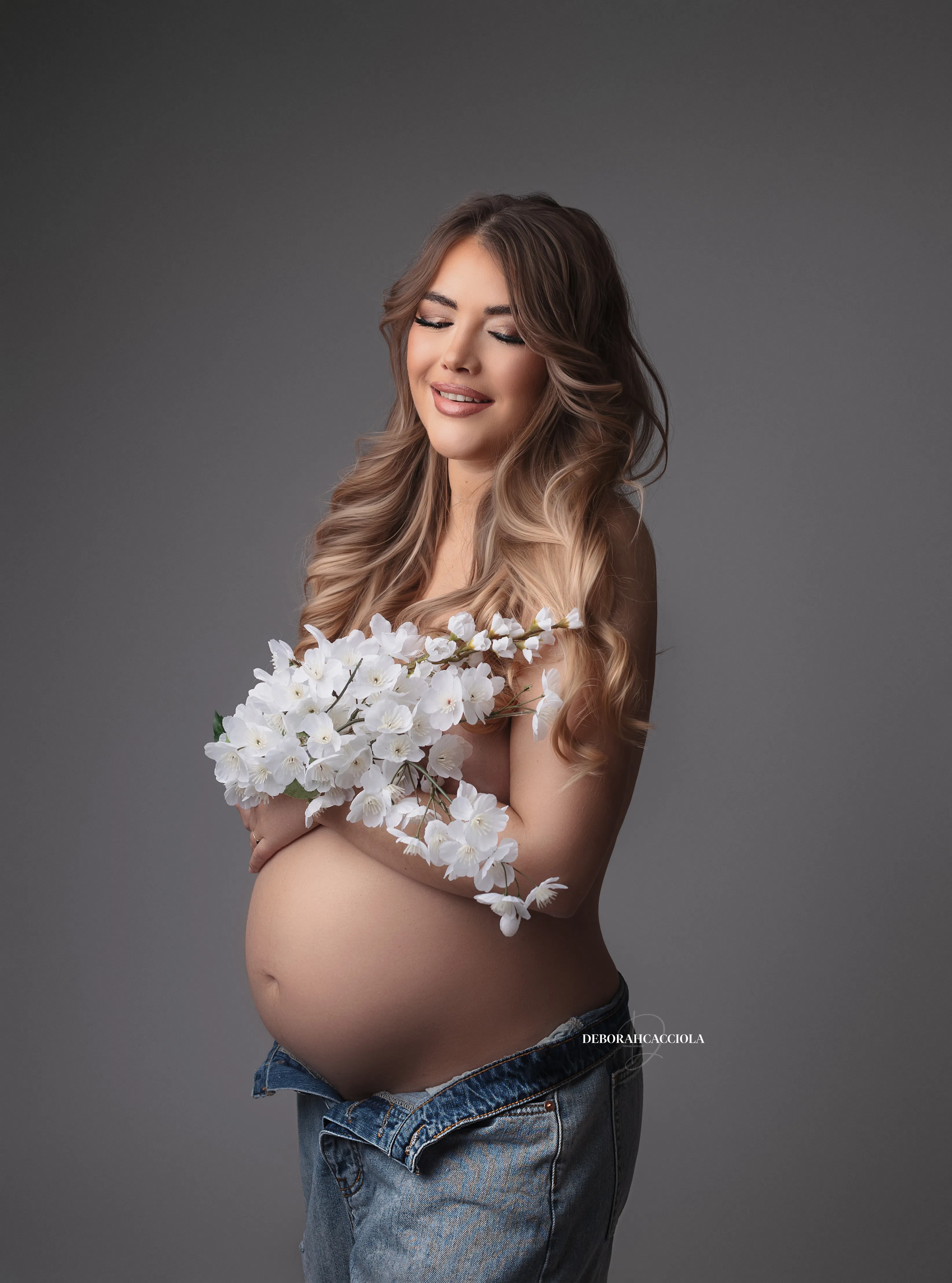 Portrait maternité grossesse à Orléans, femme enceinte, plan vertical élégant, style lumineux