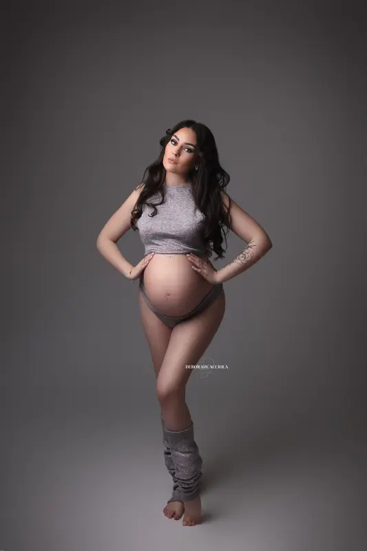 Portrait grossesse à Orléans : future maman, portrait serré et naturel, palette douce