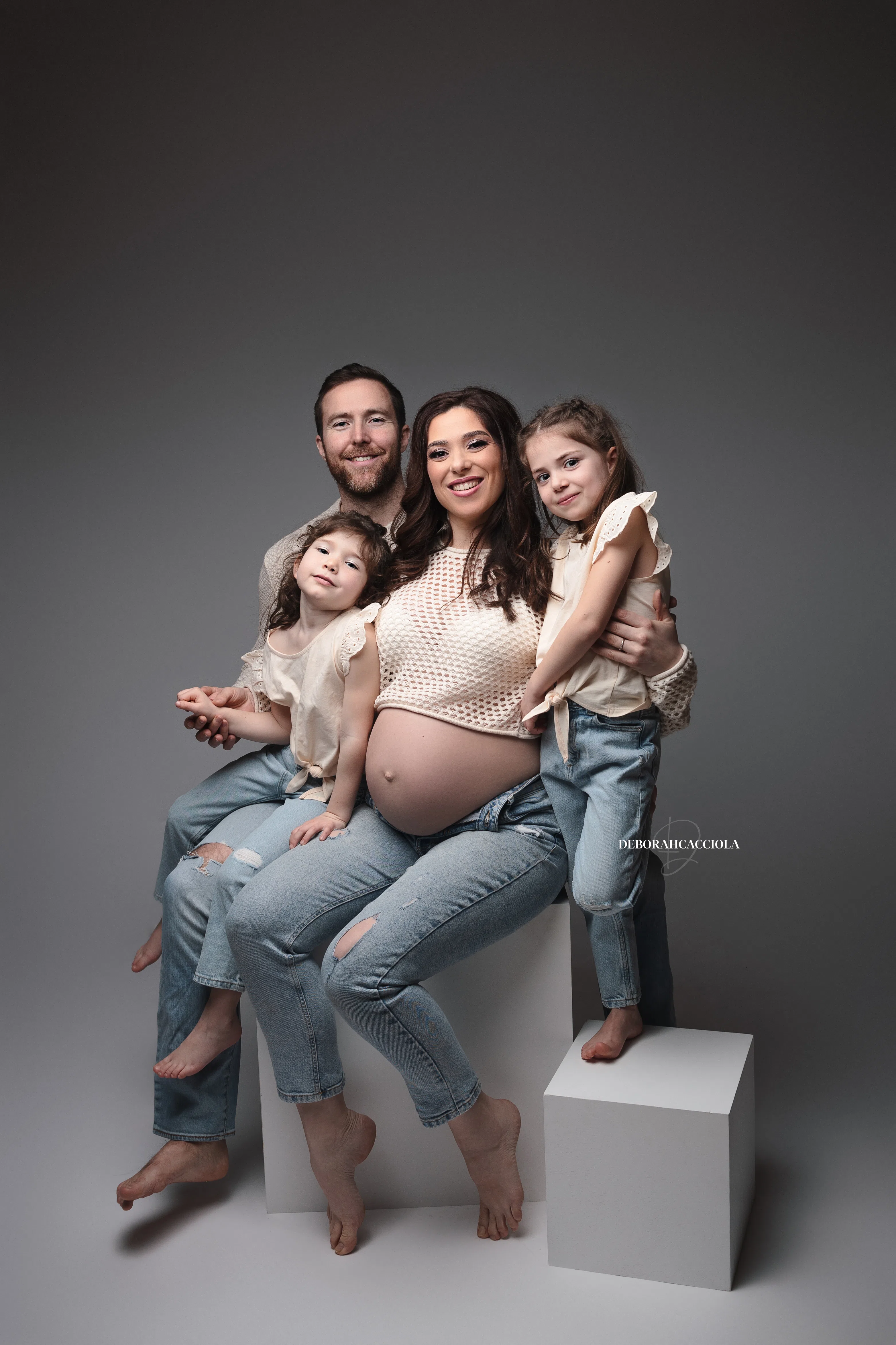 Portrait maternité en studio à Orléans : silhouette de maternité, portrait vertical soigné, rendu clair et naturel