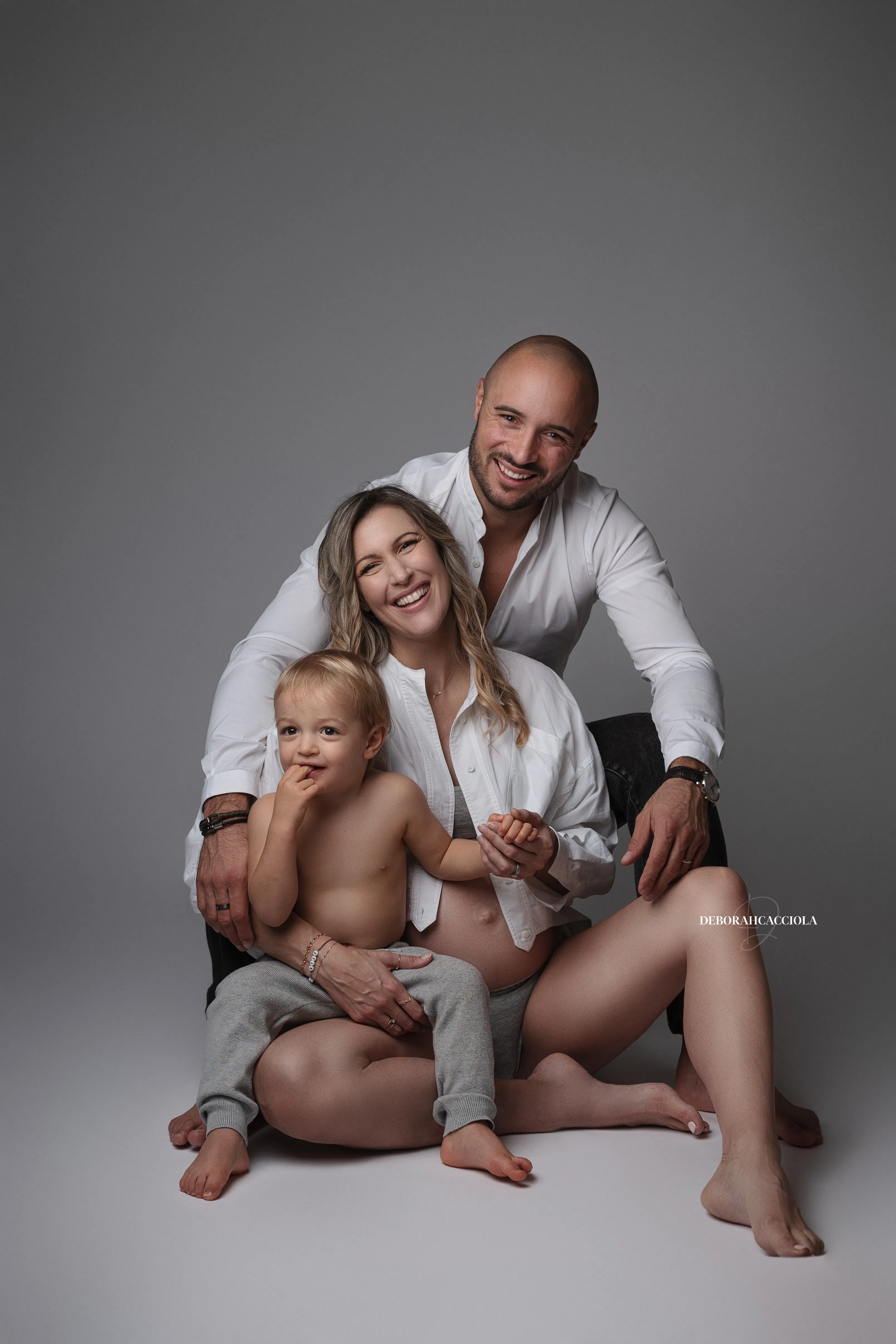 Photo grossesse en studio à Orléans : future maman, portrait serré et naturel, tonalités naturelles