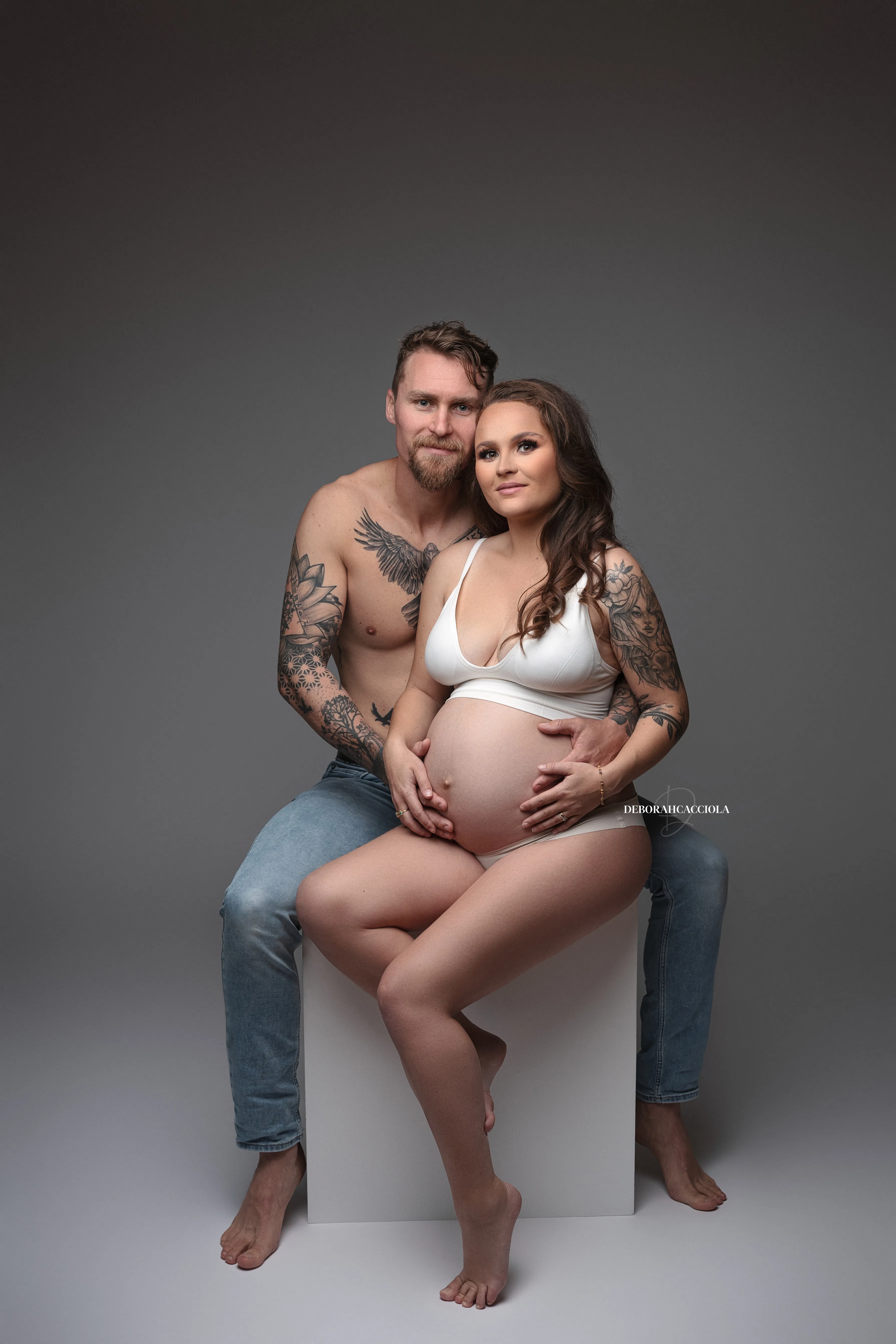 Portrait maternité à Orléans : portrait de future maman, cadrage vertical doux, style lumineux