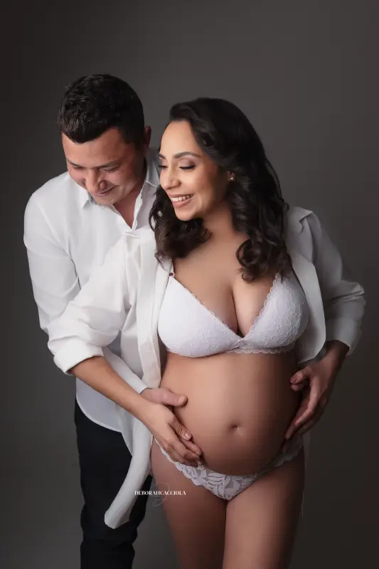 Portrait maternité à Orléans : future maman en séance studio, cadrage vertical doux, style lumineux