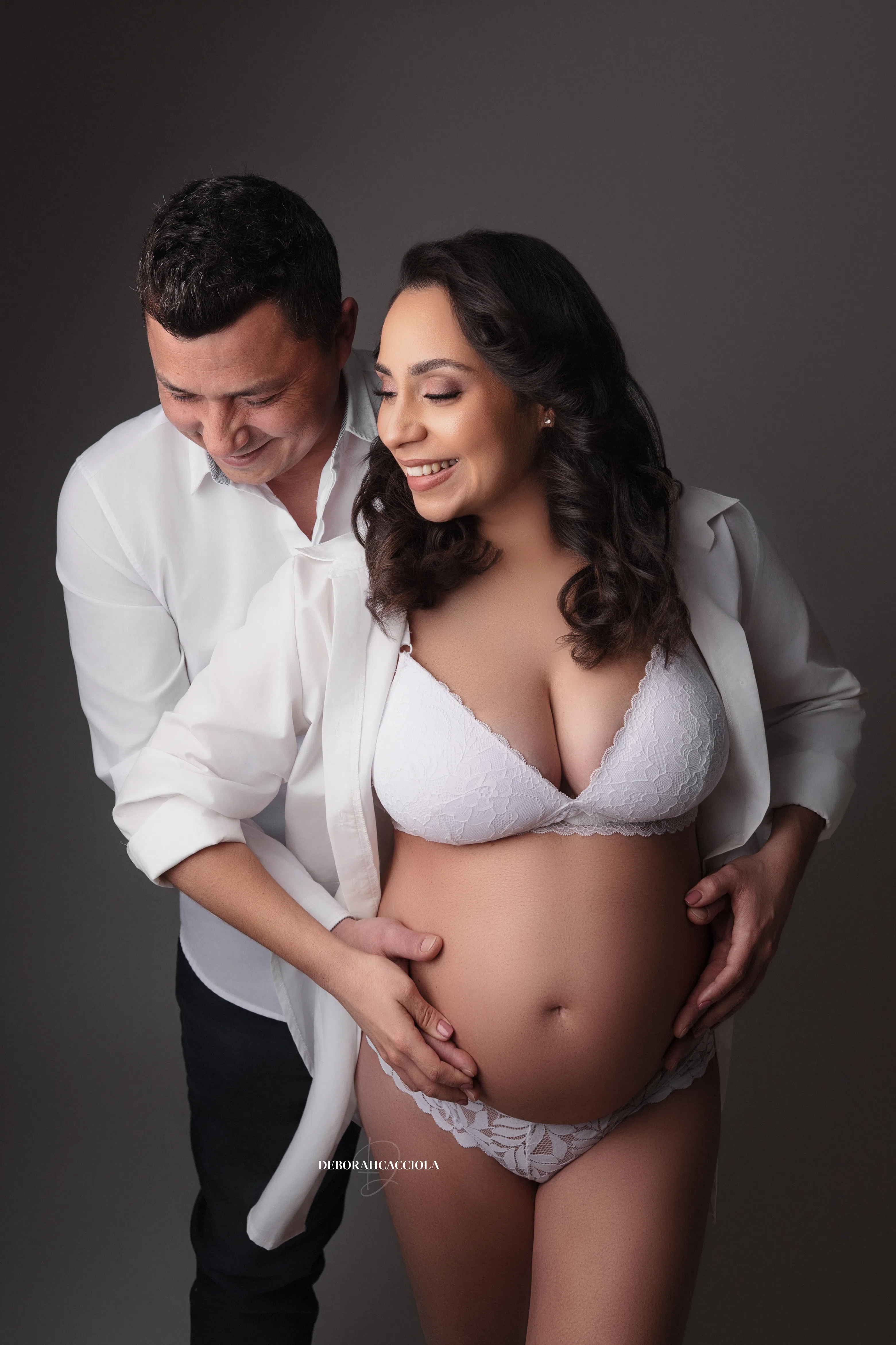 Portrait maternité à Orléans : future maman en séance studio, cadrage vertical doux, style lumineux
