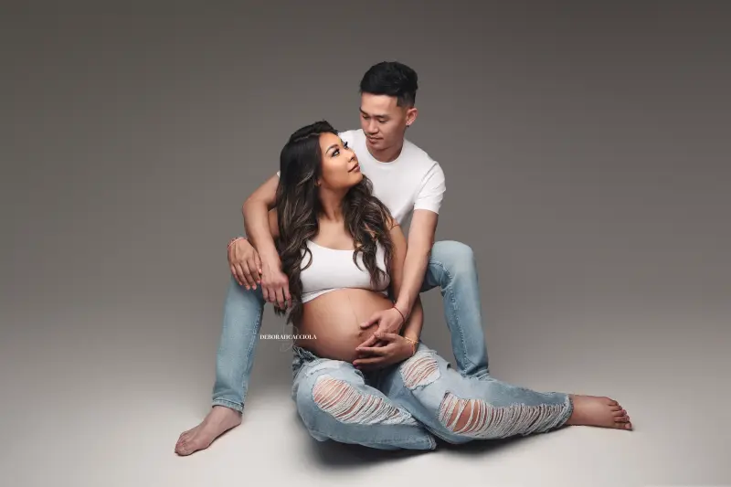 Scène grossesse grossesse à Orléans, maternité naturelle, mise en scène horizontale douce, tonalités naturelles