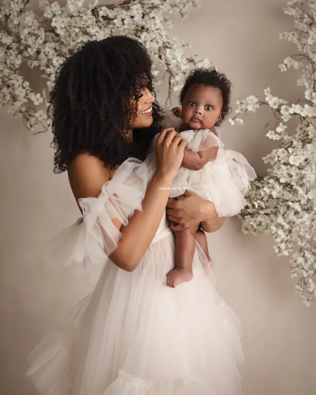 Portrait maman et moi à Orléans : maman et enfant, plan vertical naturel, palette claire