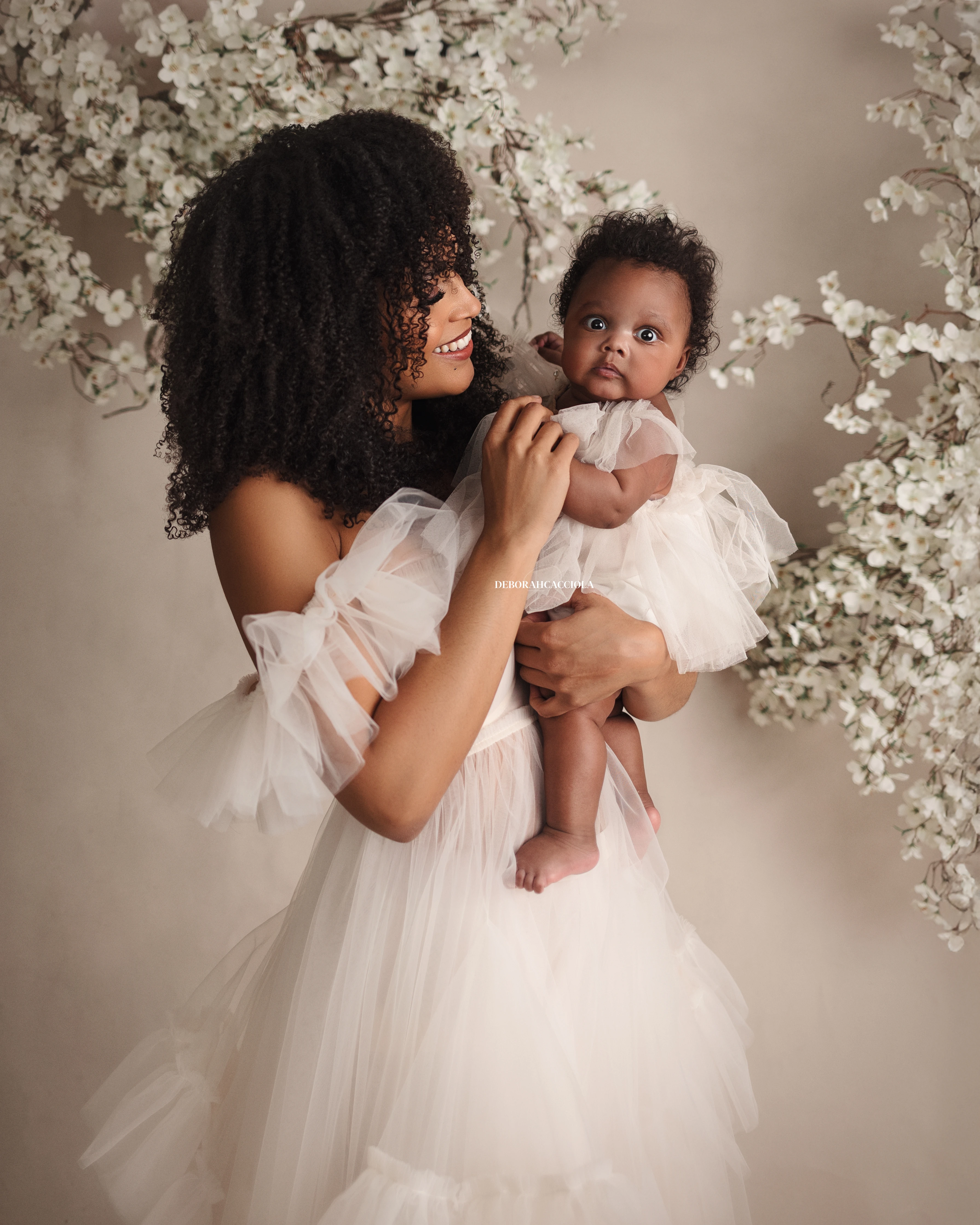 Portrait maman et moi à Orléans : maman et enfant, plan vertical naturel, palette claire