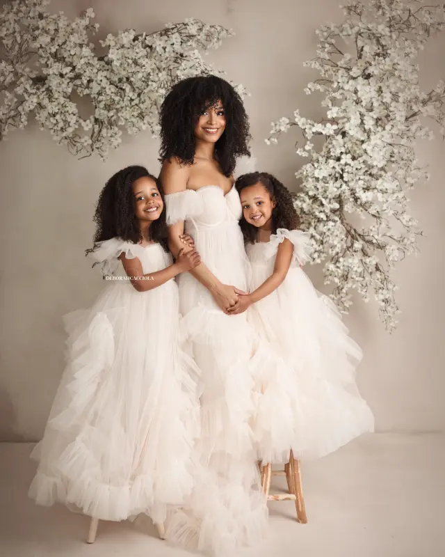 Photo maman et moi studio Orléans : moment tendre entre maman et son enfant, composition resserrée élégante, couleurs équilibrées