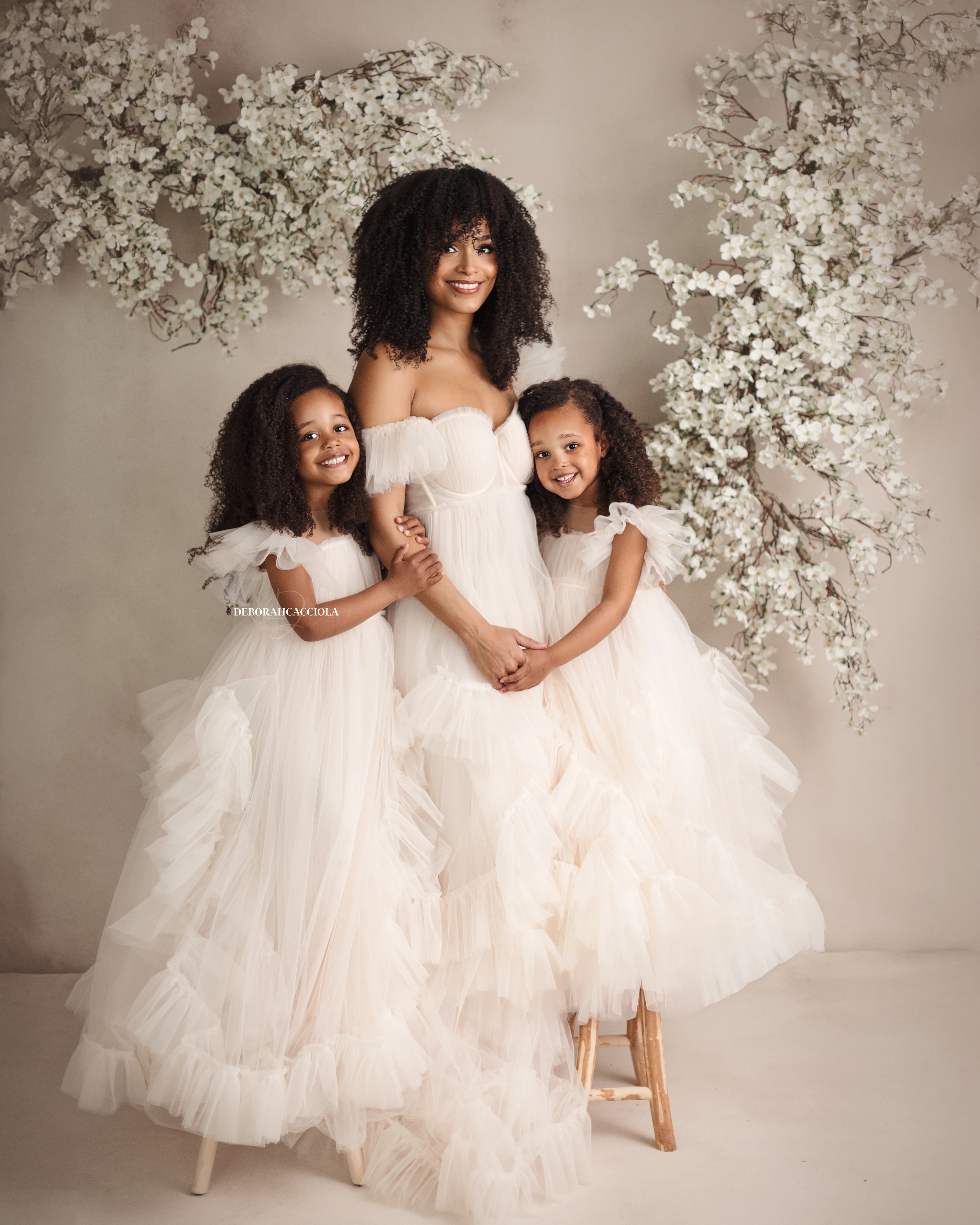 Photo maman et moi studio Orléans : moment tendre entre maman et son enfant, composition resserrée élégante, couleurs équilibrées