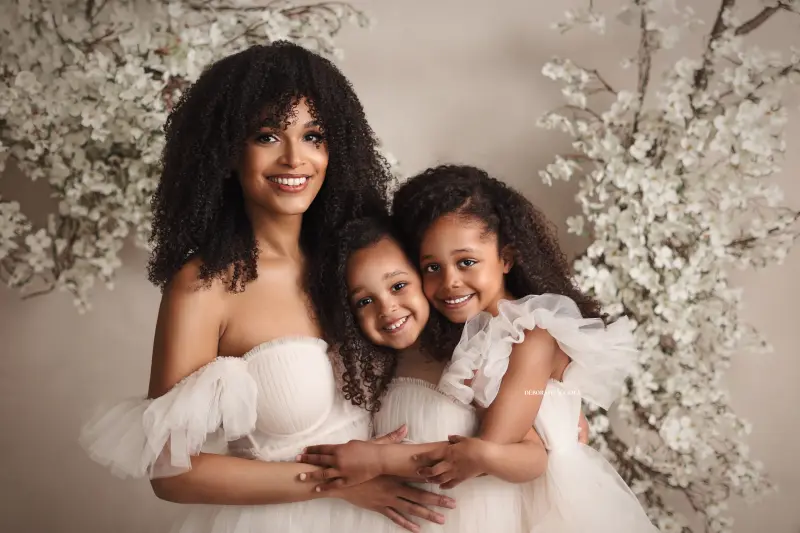 Photo maman et moi studio Orléans : moment tendre entre maman et son enfant, scène panoramique douce, couleurs douces