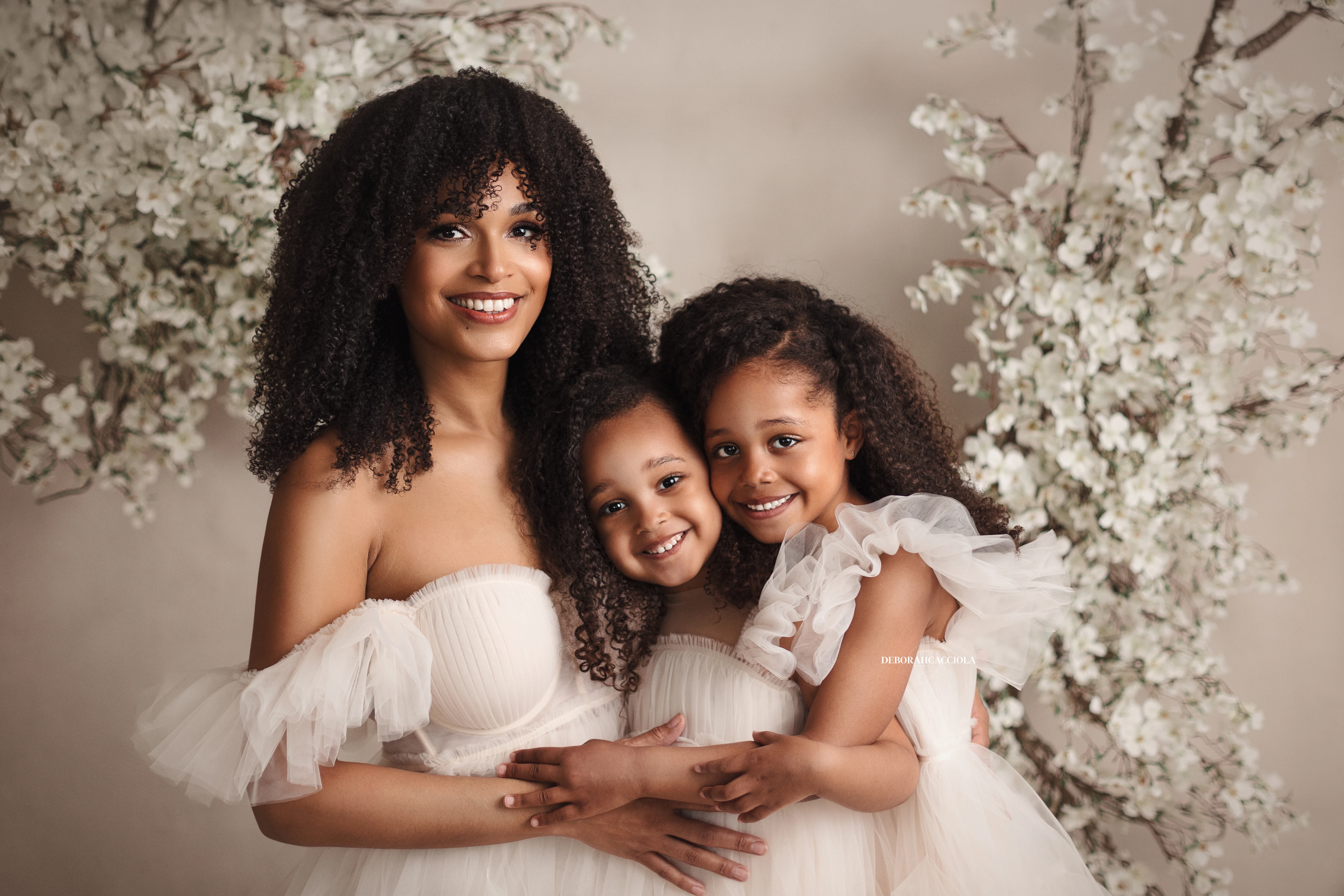Photo maman et moi studio Orléans : moment tendre entre maman et son enfant, scène panoramique douce, couleurs douces