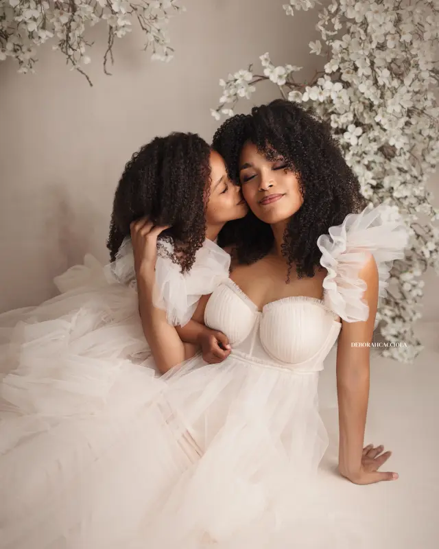 Séance maman et moi en studio à Orléans : lien mère-enfant, composition resserrée élégante, palette claire