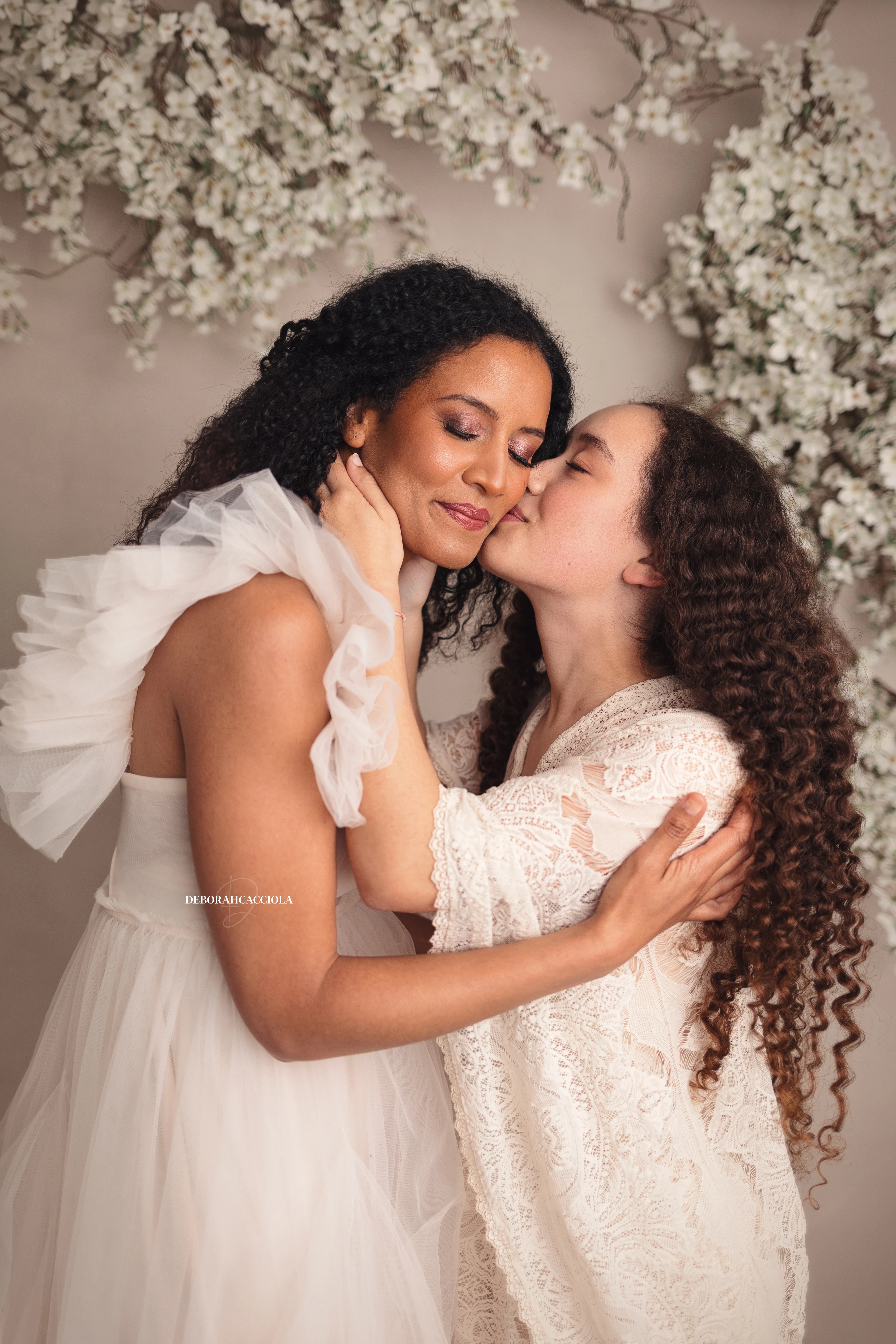 Séance maman et moi en studio à Orléans : lien mère-enfant, cadrage vertical doux, couleurs équilibrées