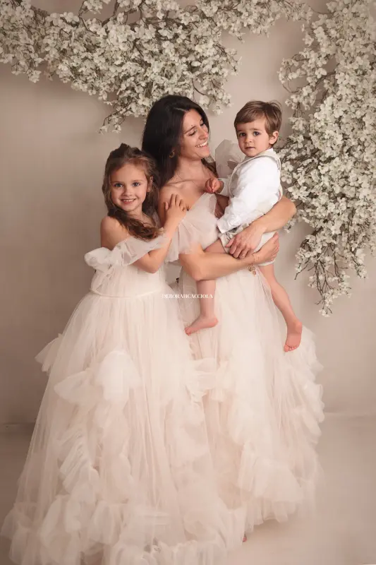 Séance maman et moi en studio à Orléans : lien mère-enfant, cadrage vertical doux, couleurs douces
