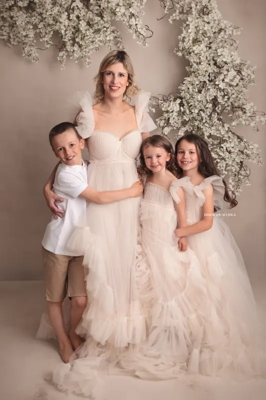 Séance maman et moi en studio à Orléans : lien mère-enfant, cadrage vertical doux, palette claire