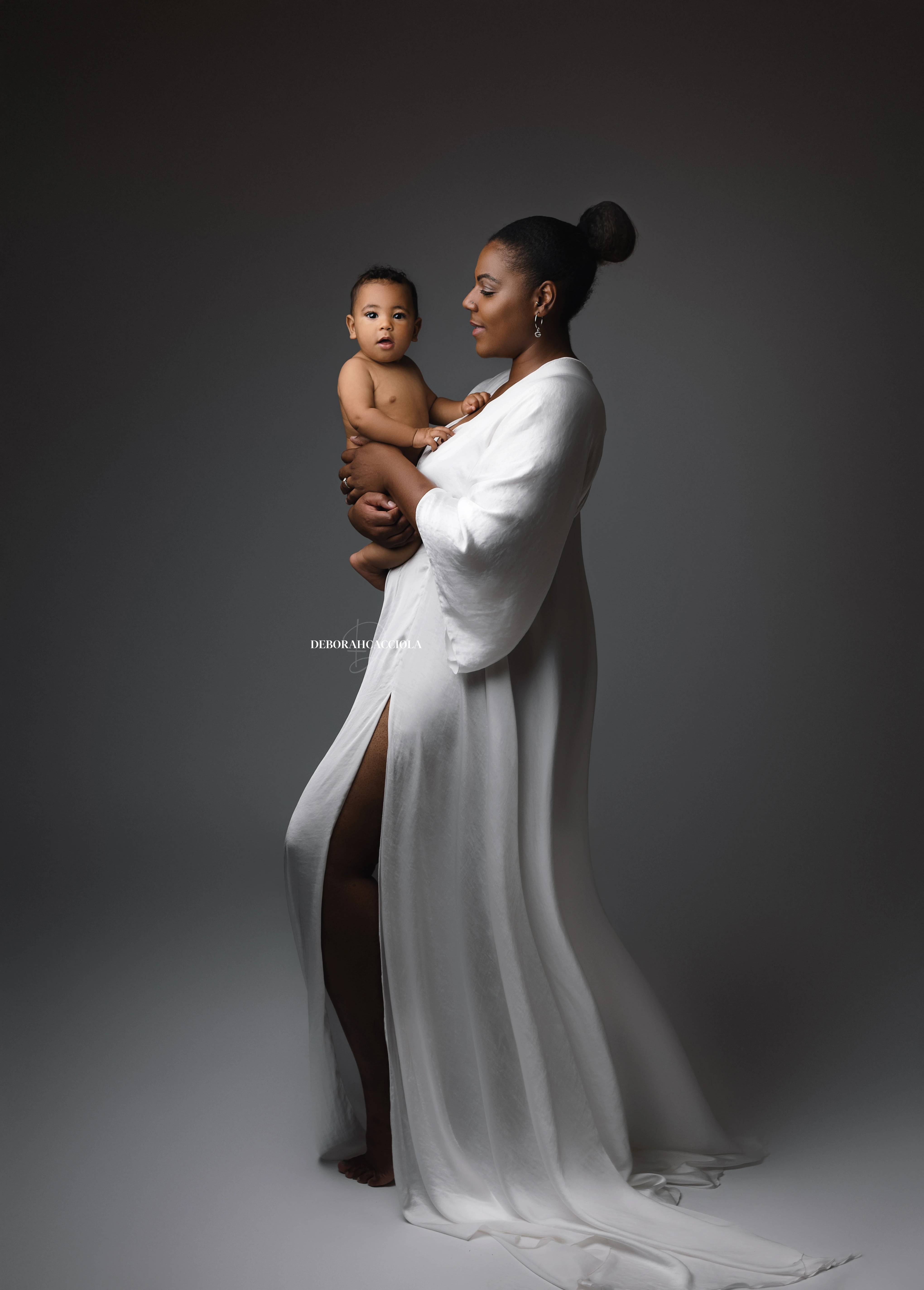 Séance maman et moi en studio à Orléans : lien mère-enfant, composition resserrée élégante, rendu monochrome