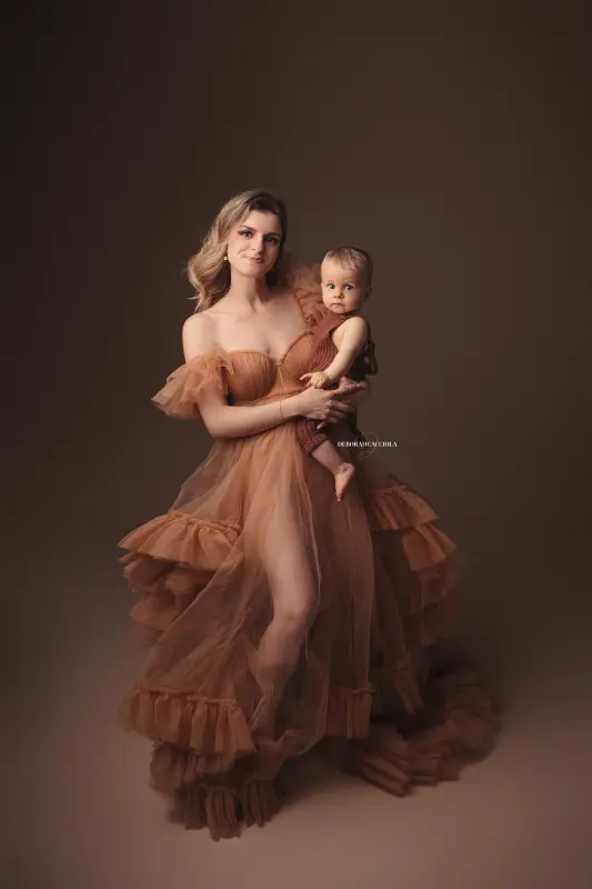 Séance maman et moi en studio à Orléans : lien mère-enfant, cadrage vertical doux, rendu naturel