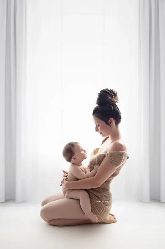 Portrait maman et moi Orléans : maman et enfant, composition resserrée élégante, rendu monochrome