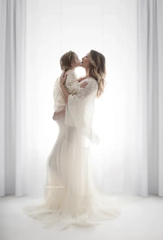 Photo maman et moi à Orléans, moment tendre entre maman et son enfant, plan vertical naturel, style noir et blanc