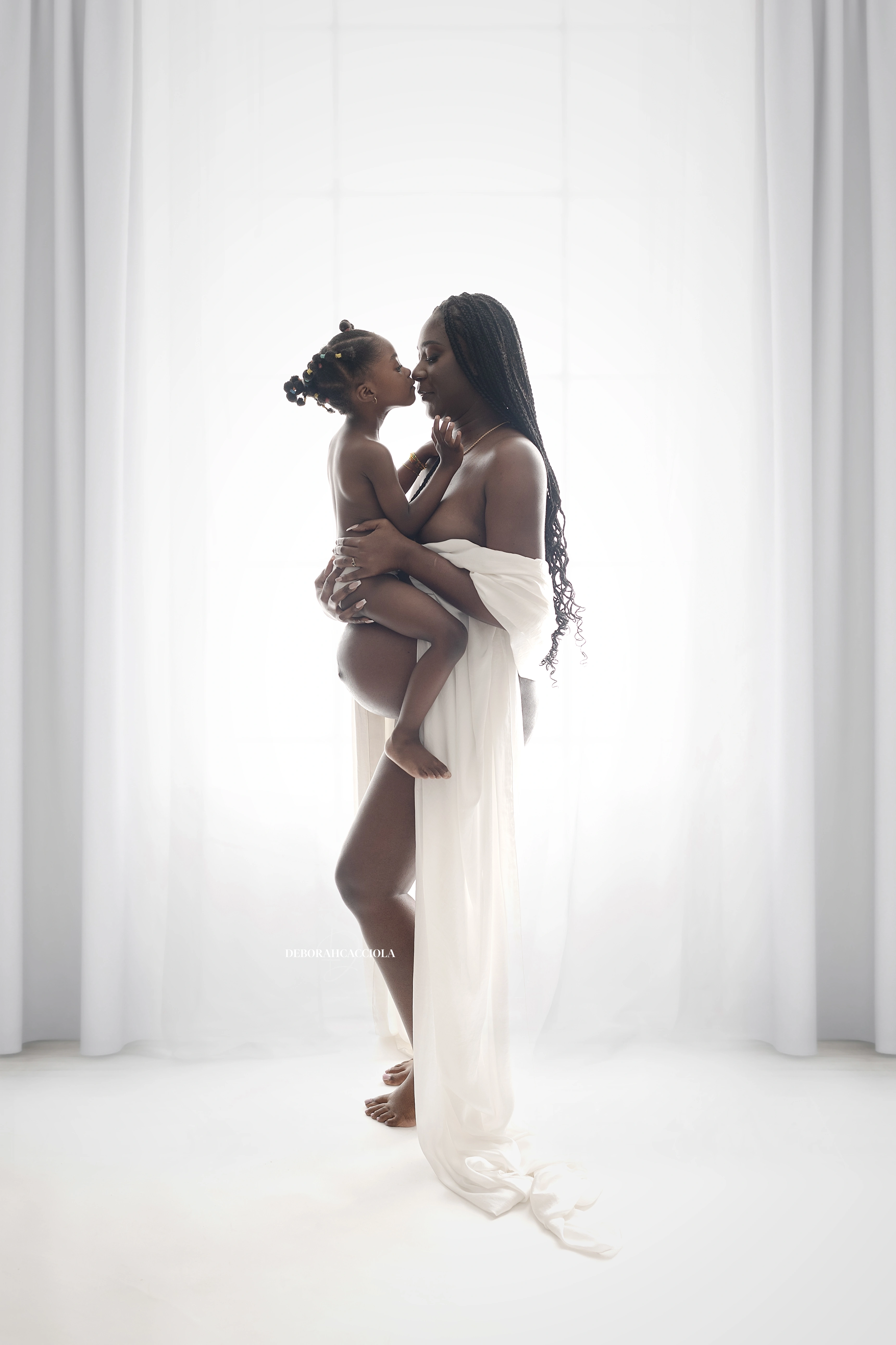 Portrait maman et moi Orléans : maman et enfant, cadrage vertical doux, traitement noir et blanc soigné