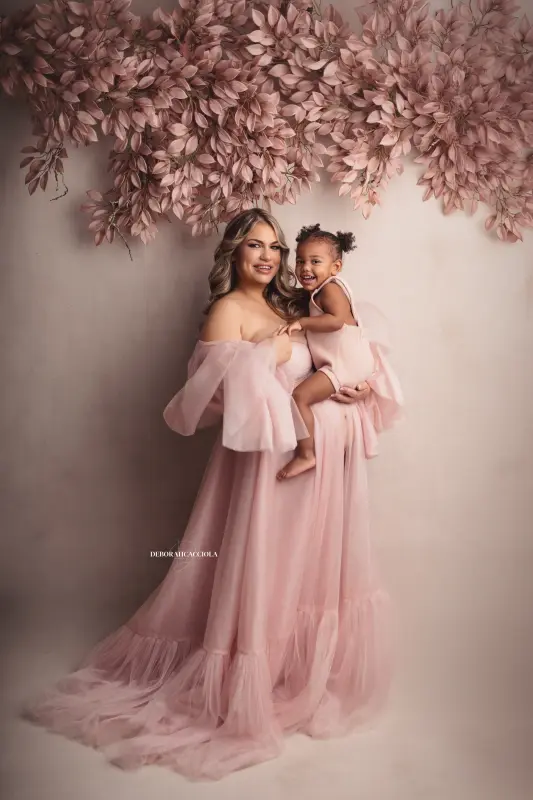 Photo maman et moi studio Orléans : moment tendre entre maman et son enfant, composition resserrée élégante, rendu naturel