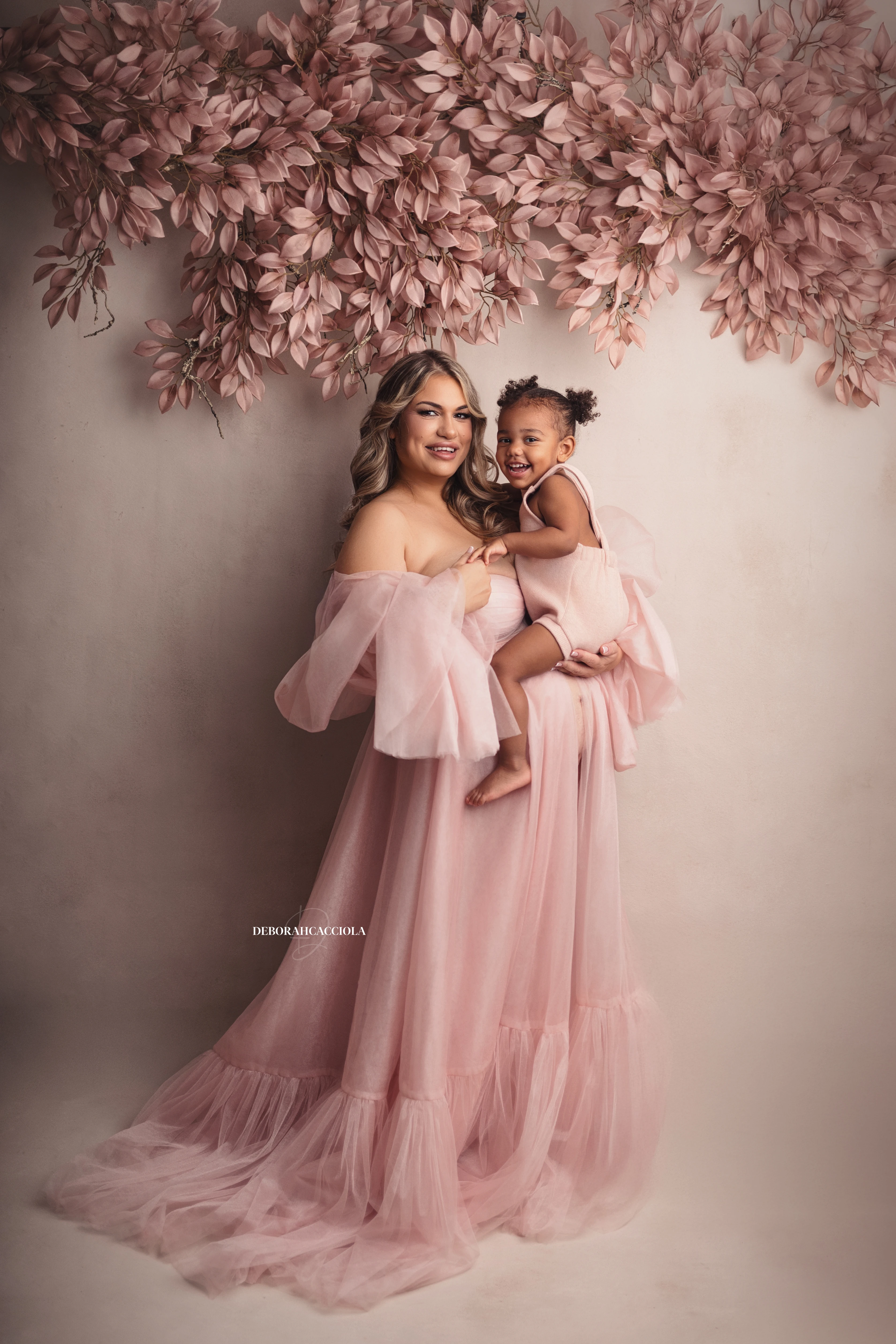 Photo maman et moi studio Orléans : moment tendre entre maman et son enfant, composition resserrée élégante, rendu naturel
